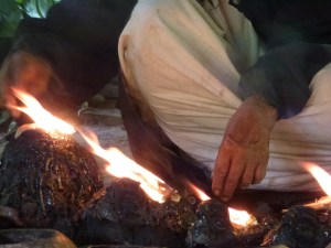 P1010767 Don Antonio lighting the godpots